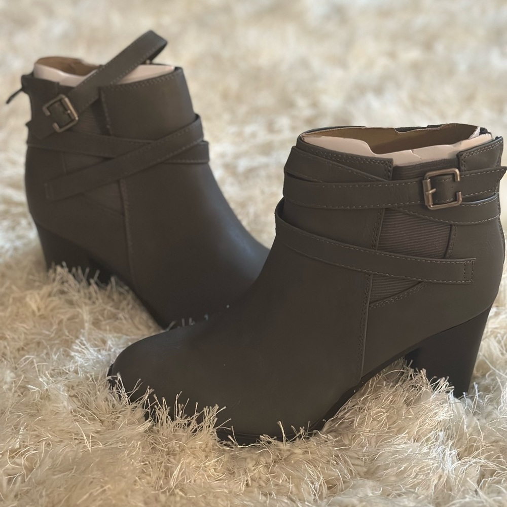 Sz 9 dream pairs charcoal booties never worn